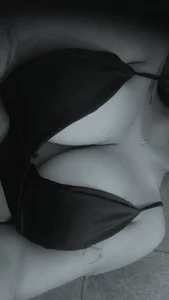 samanthaeliott22 My tits are Very hot today Pic 2