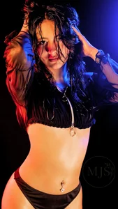 Aria_Joness_ I am your temptation Gambar 3