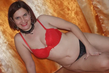 PlayfullMature sexy Pic 3