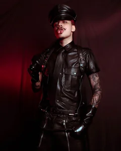 allanhurtss LEATHER Foto 2