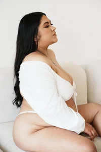 Leah_Bensson YOUR FAV CURVY Immagine  2
