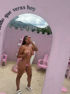 luna_taylorss A beautiful brunette girl getting some sun...🌞 Billede 5