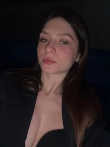 DavinaParady at the bar Bilde 2