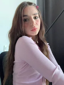 LauraHansil This lavender color makes me so cute🤩🙃 Immagine  2