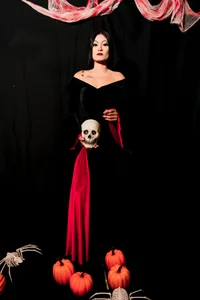 Morticia A. Addams ⚔️🌹🕸️ de AlannaGil  8 Imagens
