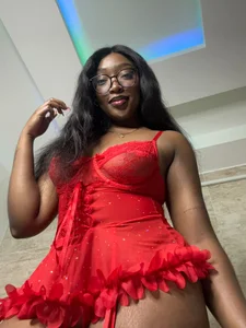 YallianaBrooks Flirty red🤭 Pic