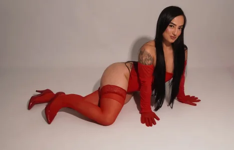 Auroraa_miller The secret is in the red 🔥💋  2টি ছবি