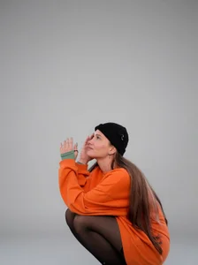 CarmelaLiebherrThis red blouse hides secrets图片