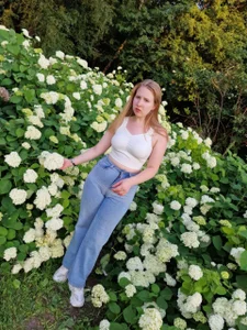 ChelseaEmbertona Berry surrounded by flowers Pic