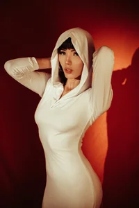 evamoretti me in white Bilde 4