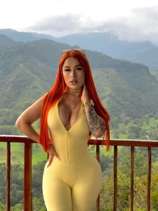 MadelineFox How does the color yellow look on me? Immagine  6