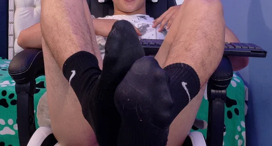 SMELL MY FEET 👣 de elias_steel1  2 Imagens