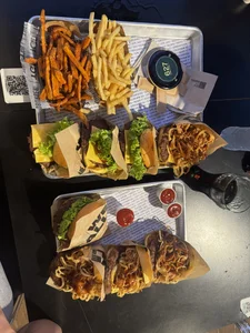 WE LOVE FOOD HERE