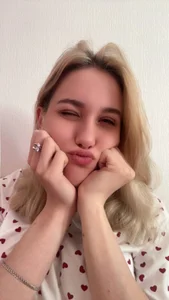pinkhornyprincess Fooling around on the bed in my pajamas Foto 3
