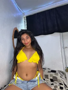 adri_veryhot 💛 Pic 3