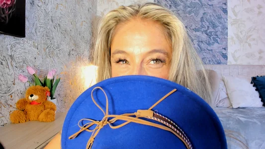 Your blonde cute de Liannaa_  3 photos