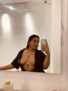 Emmamiller3 delicious tits Foto