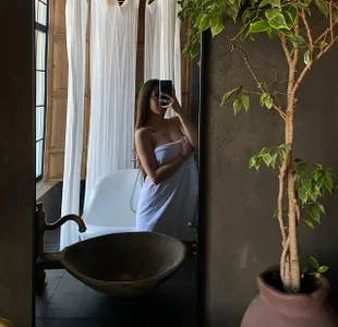 IzabellaOnes Public Pic 4