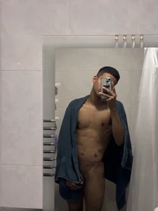 damian_delux A shower after work Pic