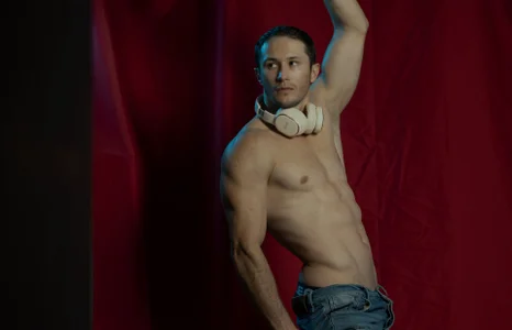 AxelFairchaildheadphones and body Bild 3