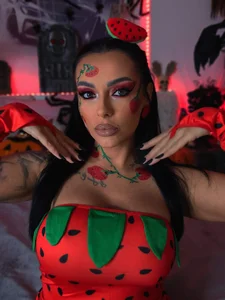 Iammazeekiin30 Want some strawberry? Pic 2