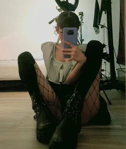 MiaGoth_ Public зображення 2