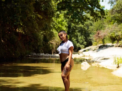 Goddessbriannaaa this shirt isn’t doing much… is it? รูป  3