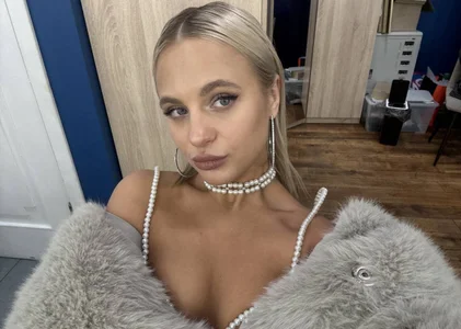 Daisy_Wave Feeling my best in a Glam MakeUp Pic 9