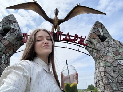 Jessica_jewells come with me to dino park?🦕🦖🦕  2টি ছবি