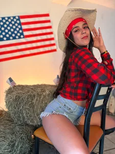 🤍❤️💙 My favorite cowgirl look for this 4th of July 🇺🇸 de DanielaMonroe  Imagens