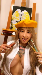 meda_kawaii_ ¿Museo? No, cariño. Yo soy la obra de arte 💋🖼️✨ Pic 3