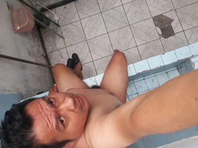 nakedlimadesnudo en el lavaero Bild