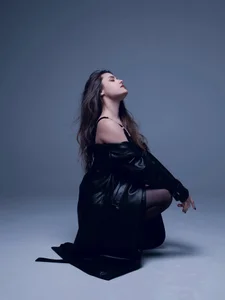 AlyaMiller In a black coat 사진