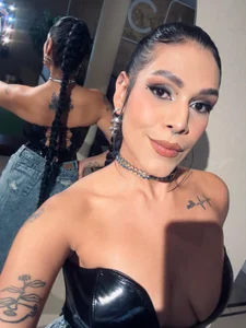 SarahYates Selfie for you Pic 2