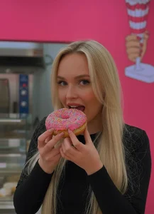 WhisGrace Do you like sweets? What's your favorite candy? For some reason I think it's me. 😜❤ Gambar 2