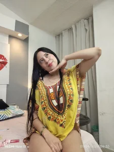 _tamara_priya_ Yellow 💛 Billede 4