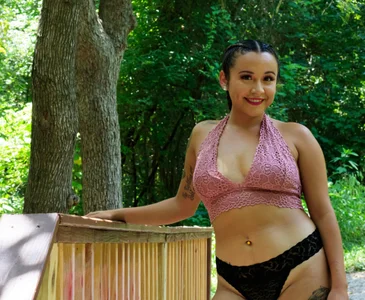 GoddessAmberBreannaaa Imagine finding me outside like this… think you’d know what to do with me? 🍃 Pic 3