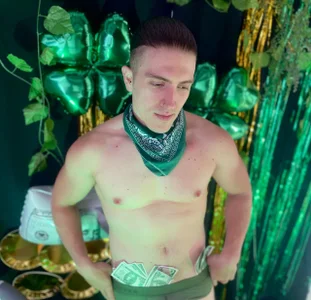 ALANNFERRER semi naked st patrick's day Kuva 4
