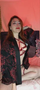 Amber_prada Red Dragon Silk Tease Foto 9