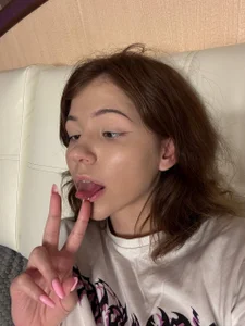 kxomorebi Why does my finger always end up in my mouth? Foto 4