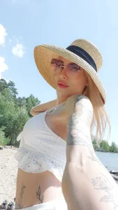 yourkriss_new1 relaxing on the beach Pic