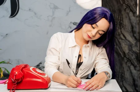 Lilou_albrechtのSecretary ready to await your callの 4枚の写真