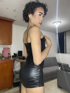 AmbarhiltonのSexy in blackの 2枚の写真