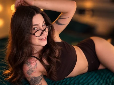 Sexy brunette with tattoos de maryfae  6 Imagens