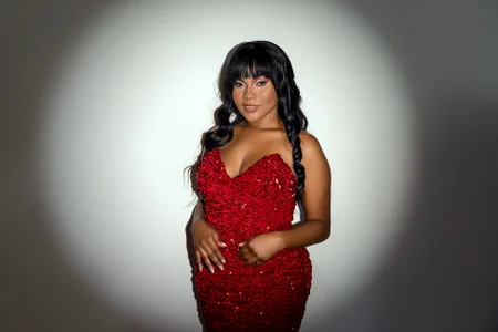 Zoe-Carter Red has a lot of power in me Pic