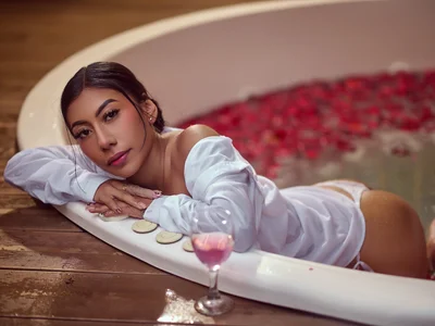 hot shower de sophieBlair_  8 Imagens