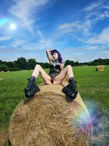 Purple_Coffin666 🌳 Outdoor 🌳 Purple auf Strohballen Pic
