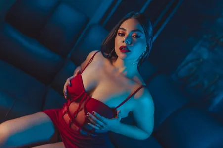 EvelinMyers In red 🔥 Immagine  4