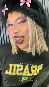 Just thinking about you, makes me put a thousand. de AndyBlake_  2 Imagens