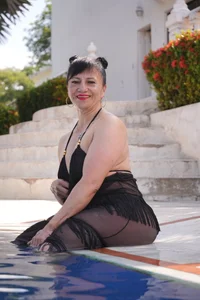 clara_heat 💦 Poolside Temptation Bilde